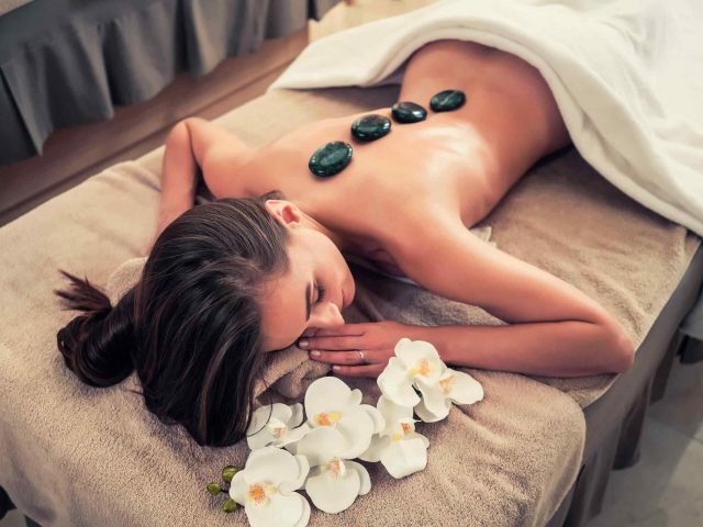 https://divine-parenthese.com/wp-content/uploads/2018/10/spa-stone-massage-3-640x480.jpg